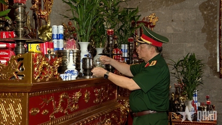 CMC, MND delegation pays tribute to Hung Kings